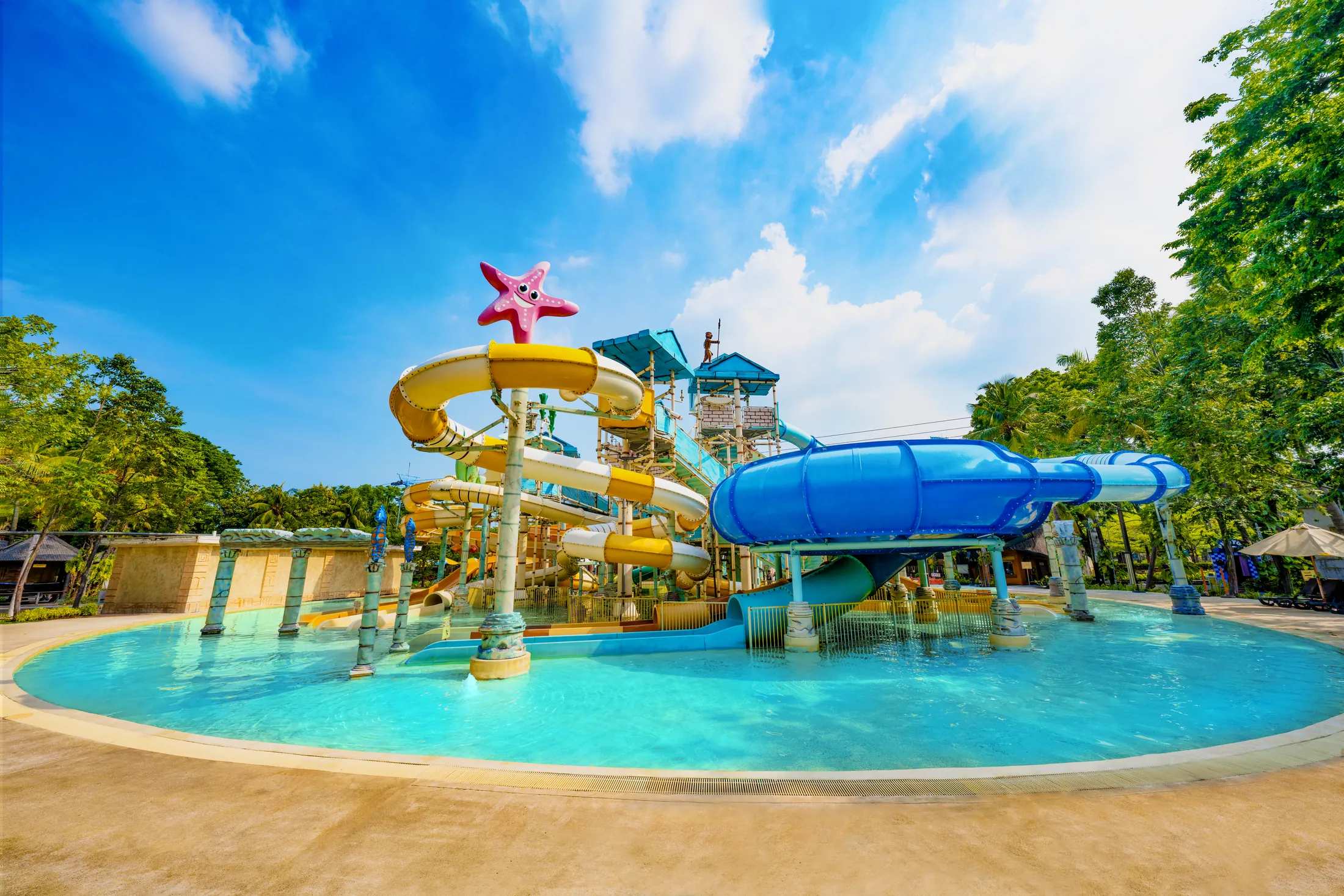 Kolam dan seluncuran air di Atlantis